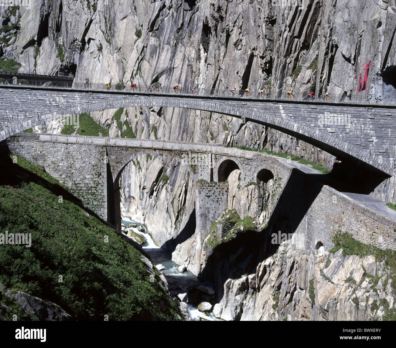 Le débit de la rivière mur falaise Gotthard Suisse Europe Suisse Europe Schollenen biker Uri viaducs meado Banque D'Images