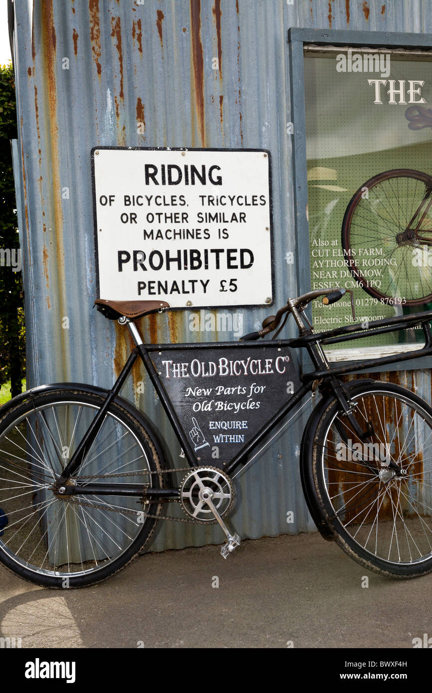 La moto d'homme de métier de la publicité l'ancienne société de vélo et signe. 2010 Goodwood Revival, Sussex, England, UK. Banque D'Images