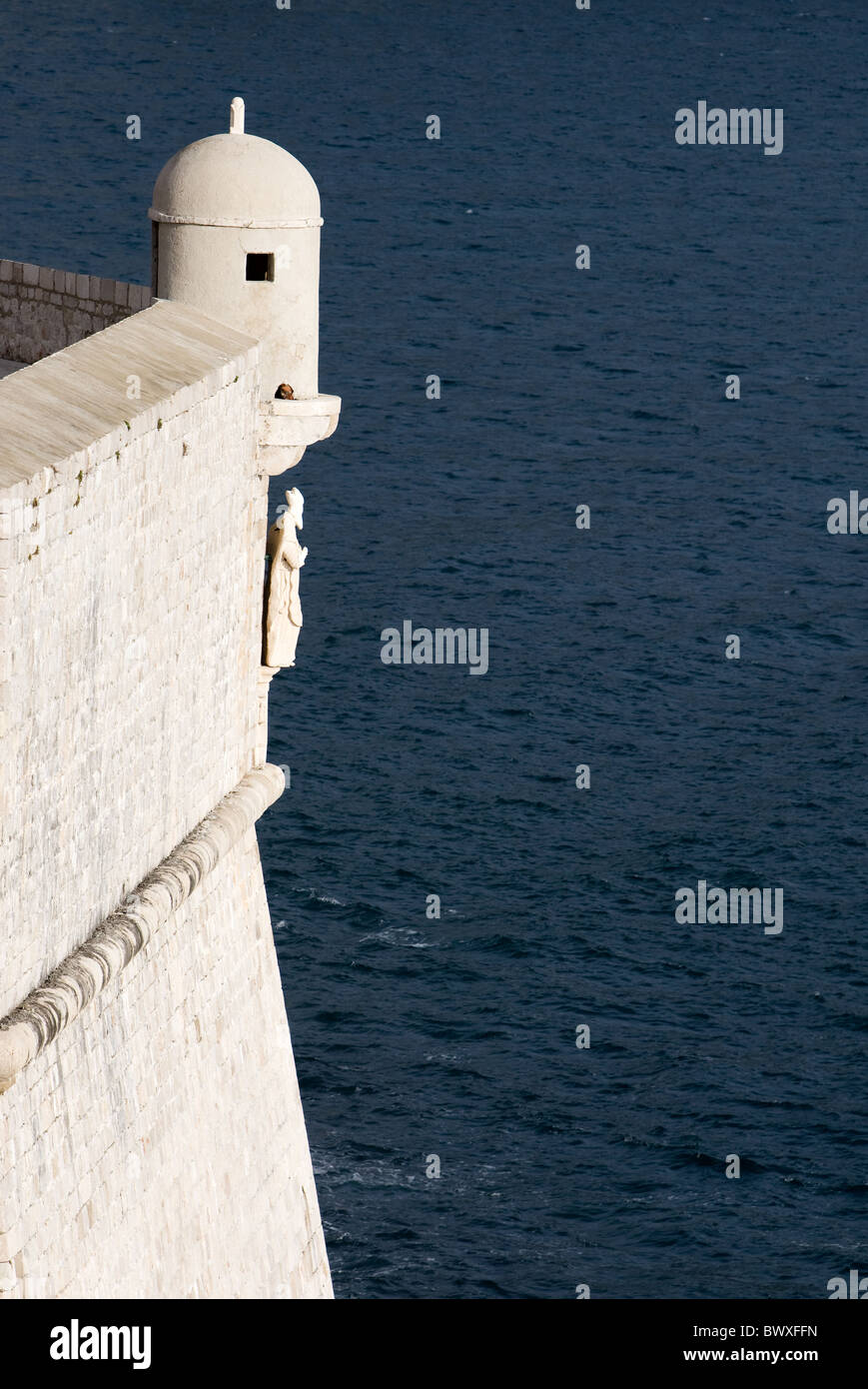 Statue de St Blaise donne sur la mer Adriatique depuis les murs de la vieille ville de Dubrovnik, Croatie Banque D'Images