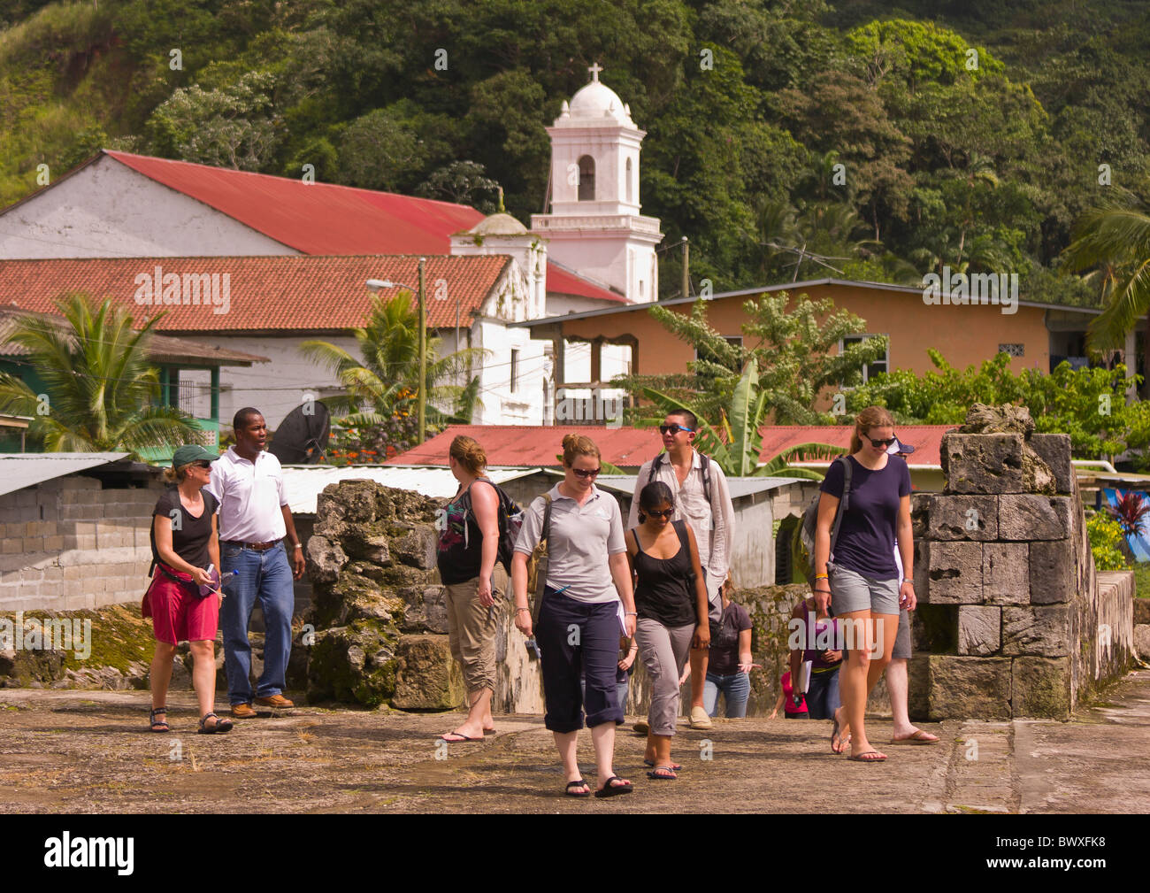 PORTOBELO, PANAMA - touristes visiter Fort de Jeronimo. Banque D'Images