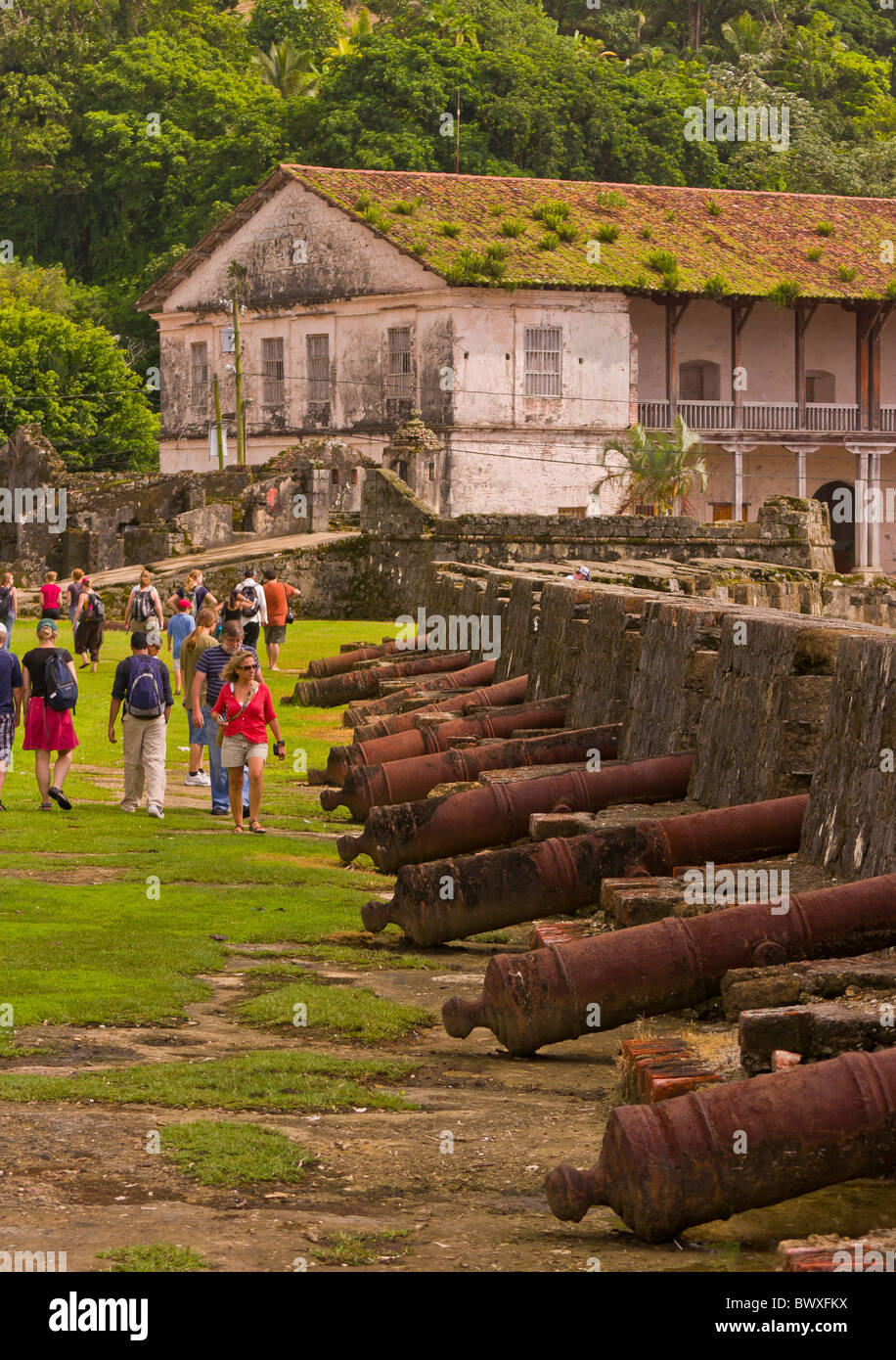 PORTOBELO, PANAMA - Touristes au Fort de Jeronimo. Banque D'Images