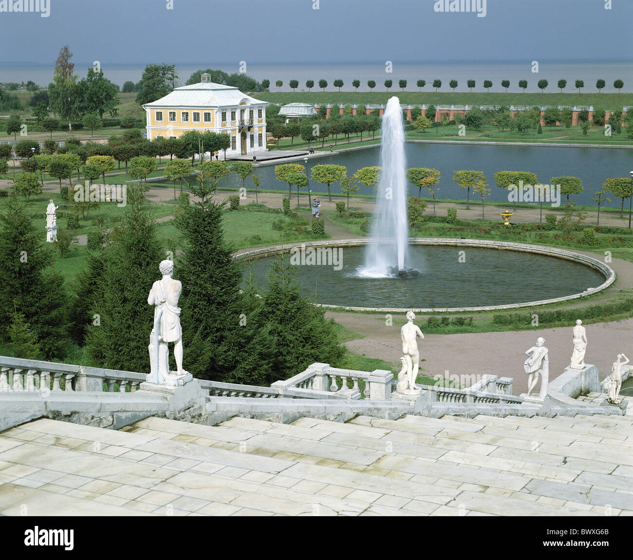 Marly cruet jet de pierre de la Russie des palais cour parc du château escalier de Saint-Pétersbourg Banque D'Images