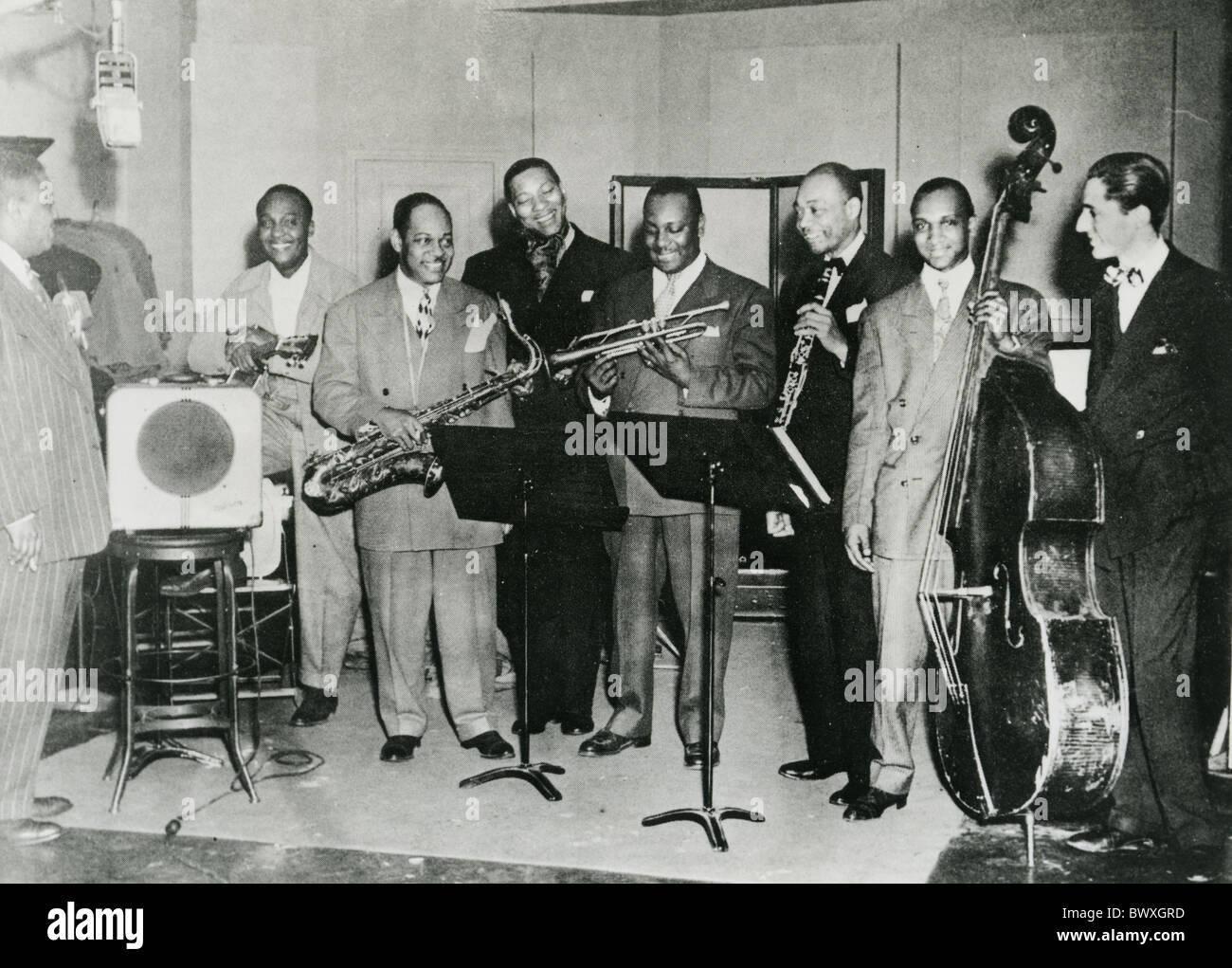 LE JAZZ ACCUEILLE tous dans un seul studio le 4 décembre 1943. De gauche à droite: Art Tatum, Al Casey, Coleman Hawkins, Sidney Catlett, Cootie Williams, Edmond Hall, Oscar Pettiford et le journaliste et pianiste de jazz Leonard Feather Banque D'Images