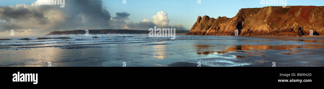 Trois falaises bay en direction de Tor et d'oxwich sur la péninsule de Gower, dans le sud du Pays de Galles Banque D'Images