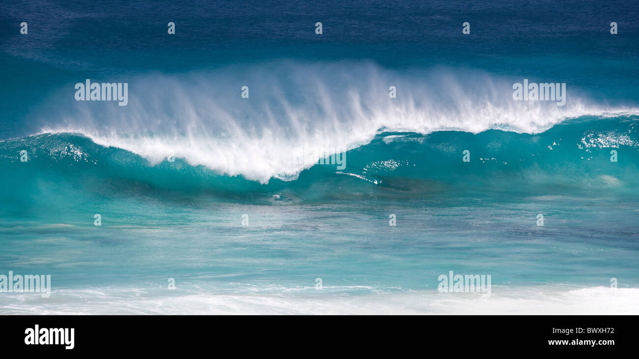 Océan Indien vague se brisant sur une plage à l'ouest de l'Australie Banque D'Images