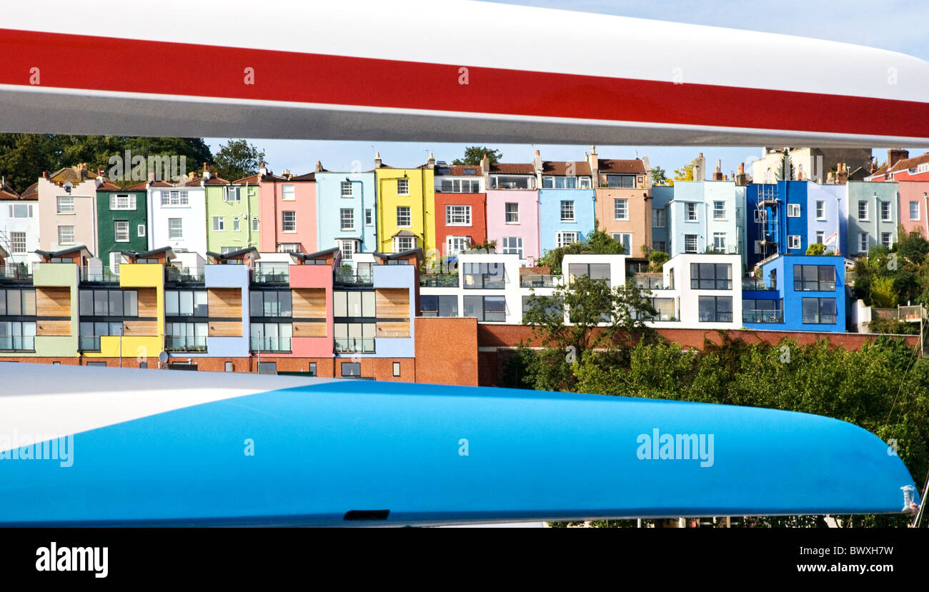 Appartements et maisons colorées en bois et de Clifton à Bristol de condensats chauds vu à travers deux coques de bateaux dans la marina Banque D'Images