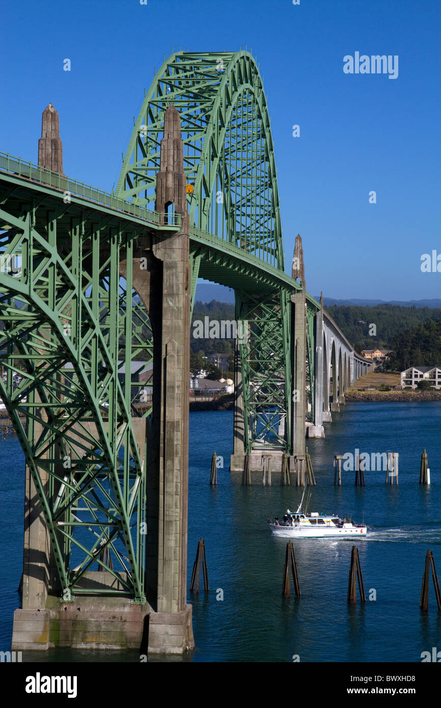 Yaquina Bay Bridge enjambant la Yaquina Bay au sud de Newport, Oregon, USA. Banque D'Images