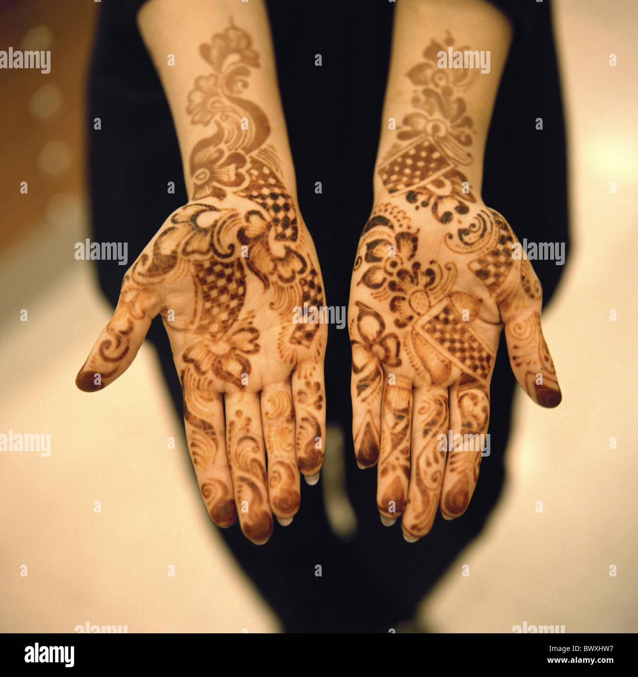 Bahreïn 10331604 peint main femme henna motif vie close-up échantillon tattoo ornements Banque D'Images