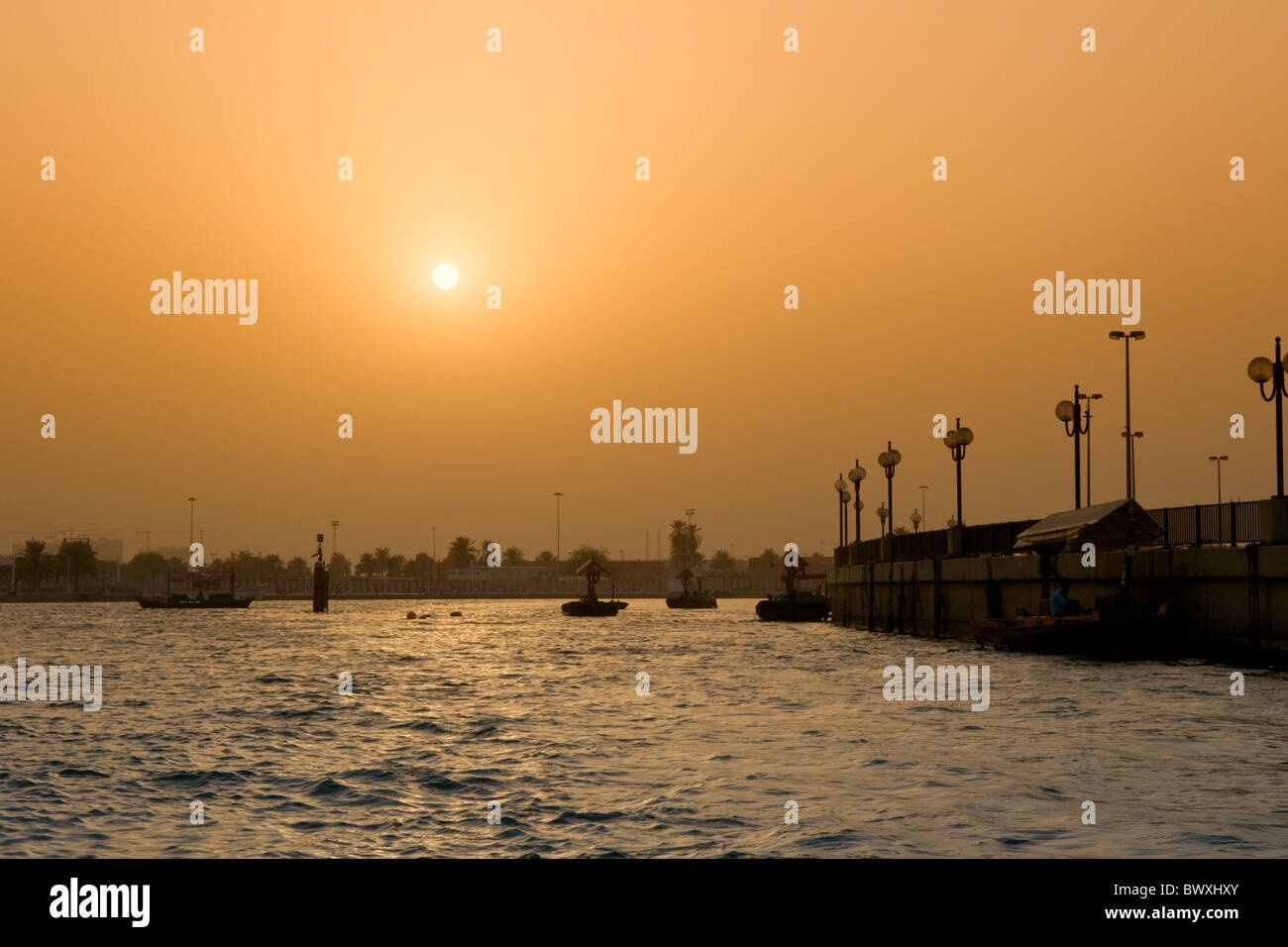 Dubai Creek dans la soirée Banque D'Images