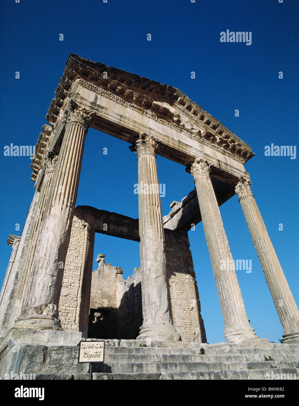 Sommaire Capitol Douga Roman ruins Roman monde antique antiquité colonne antique construction Tunisie Afric Banque D'Images