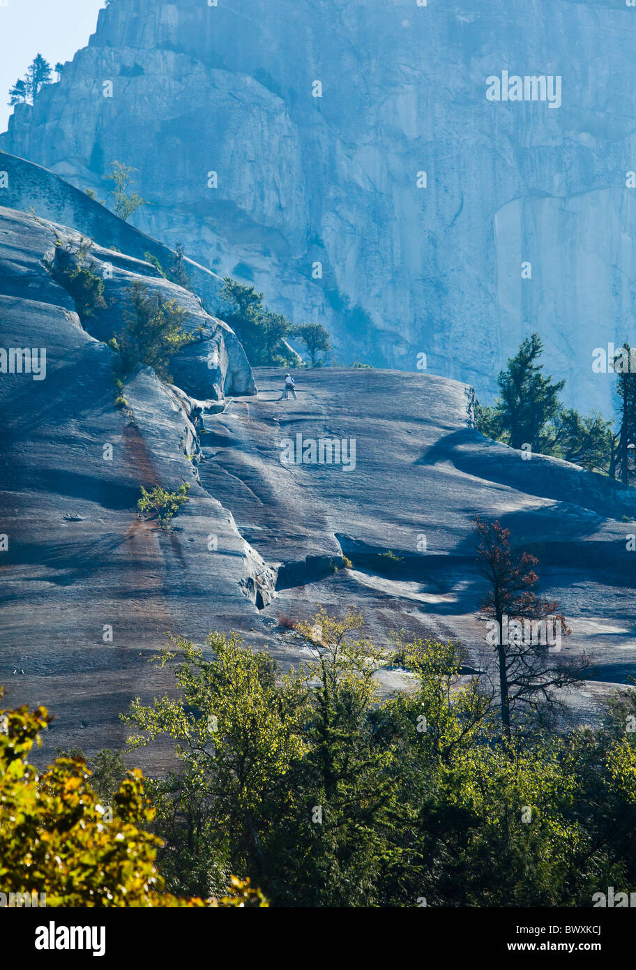 Grimpeurs sur 'Diedre", un itinéraire d'escalade classique sur le tablier du chef près de Squamish, BC, Canada. Banque D'Images