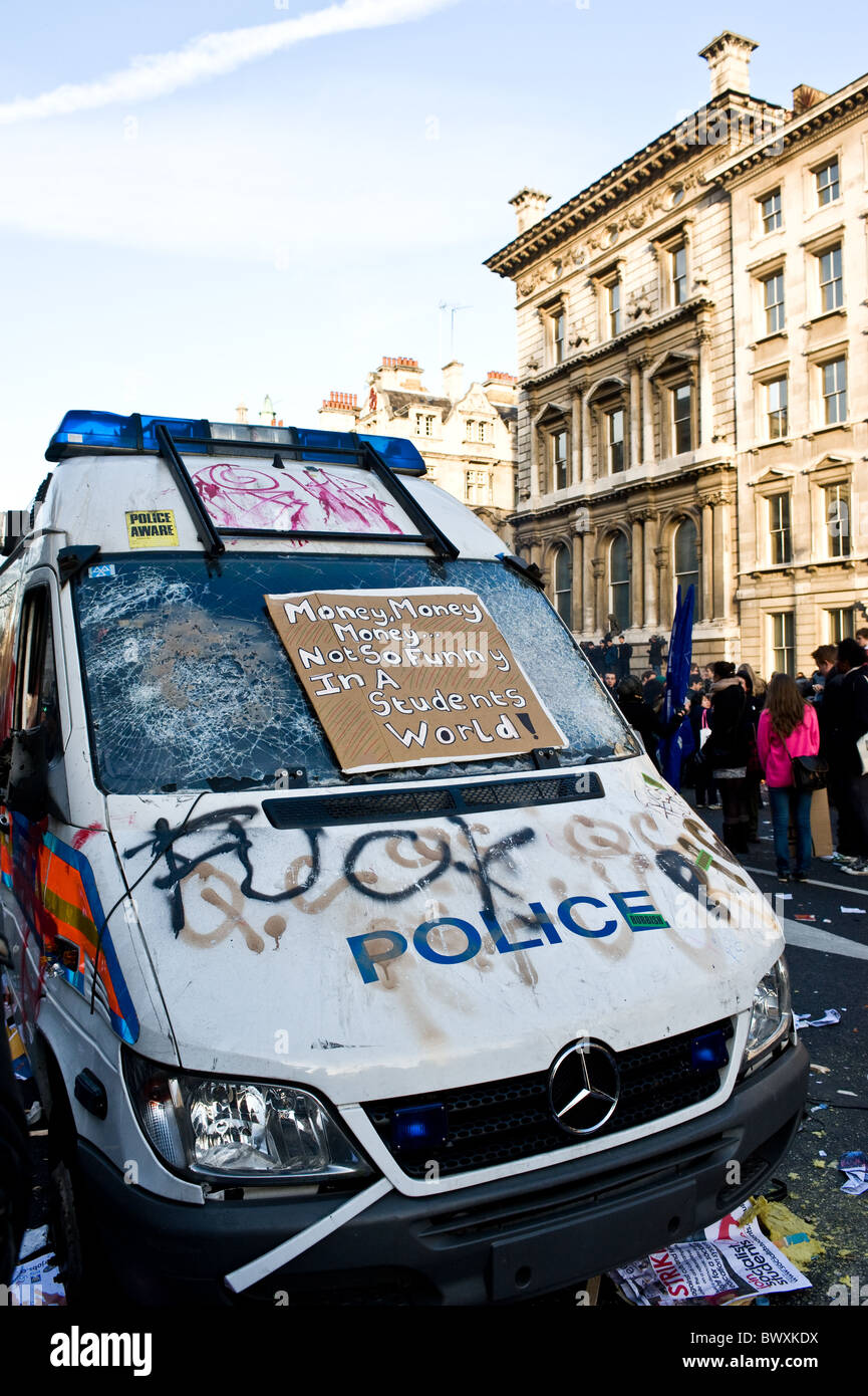 L'épave d'un véhicule de police métropolitaine et de vandalisme lors d'une manifestation d'étudiants à Londres. Banque D'Images