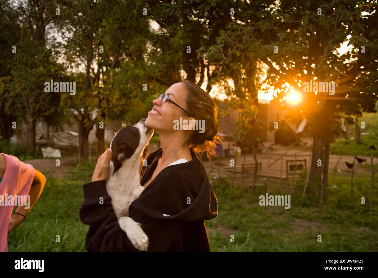 Girl léché par chien au coucher du soleil en Argentine Banque D'Images