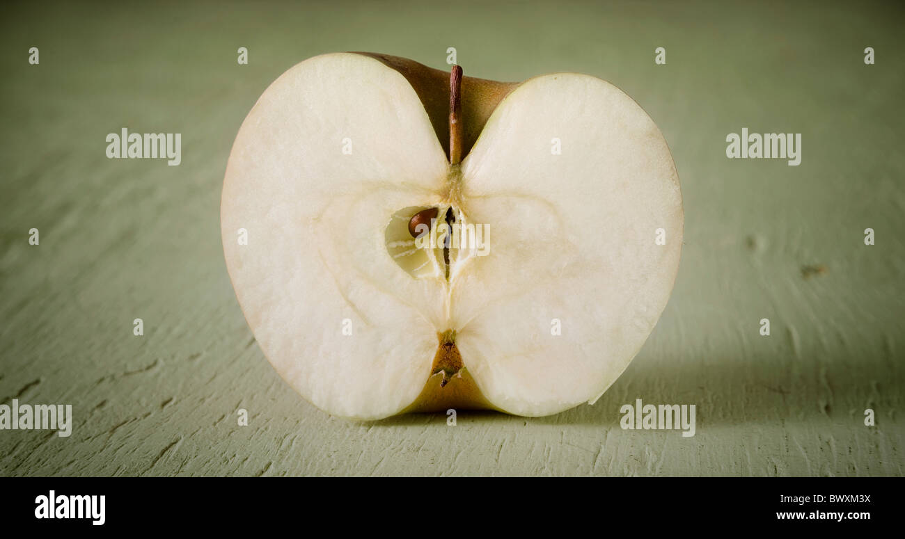 La moitié d'apple sur bois Banque D'Images