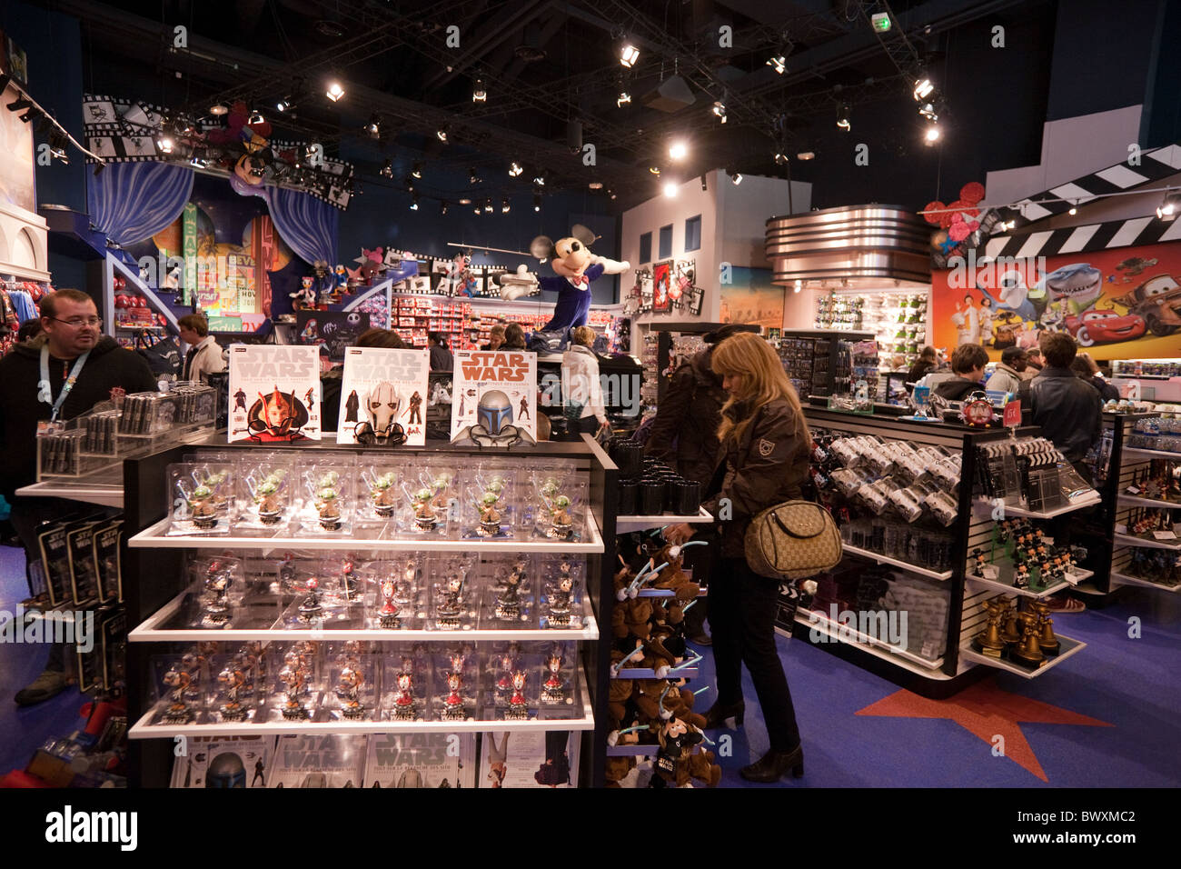 Shopping dans la boutique Disney, le Village, Disneyland Paris, France Banque D'Images