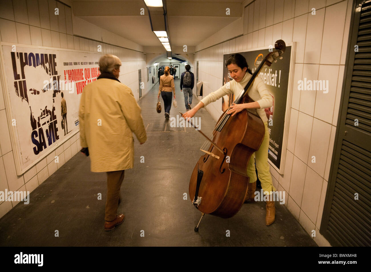 Une femelle musicien ambulant jouant la musique classique sur une contrebasse dans le métro, le Louvre, Paris France Banque D'Images