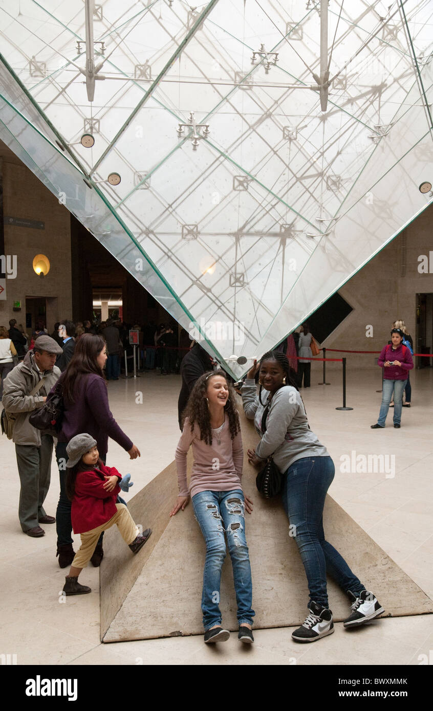 Les adolescents à l'entrée de la galerie d'art du Louvre, Paris France Banque D'Images