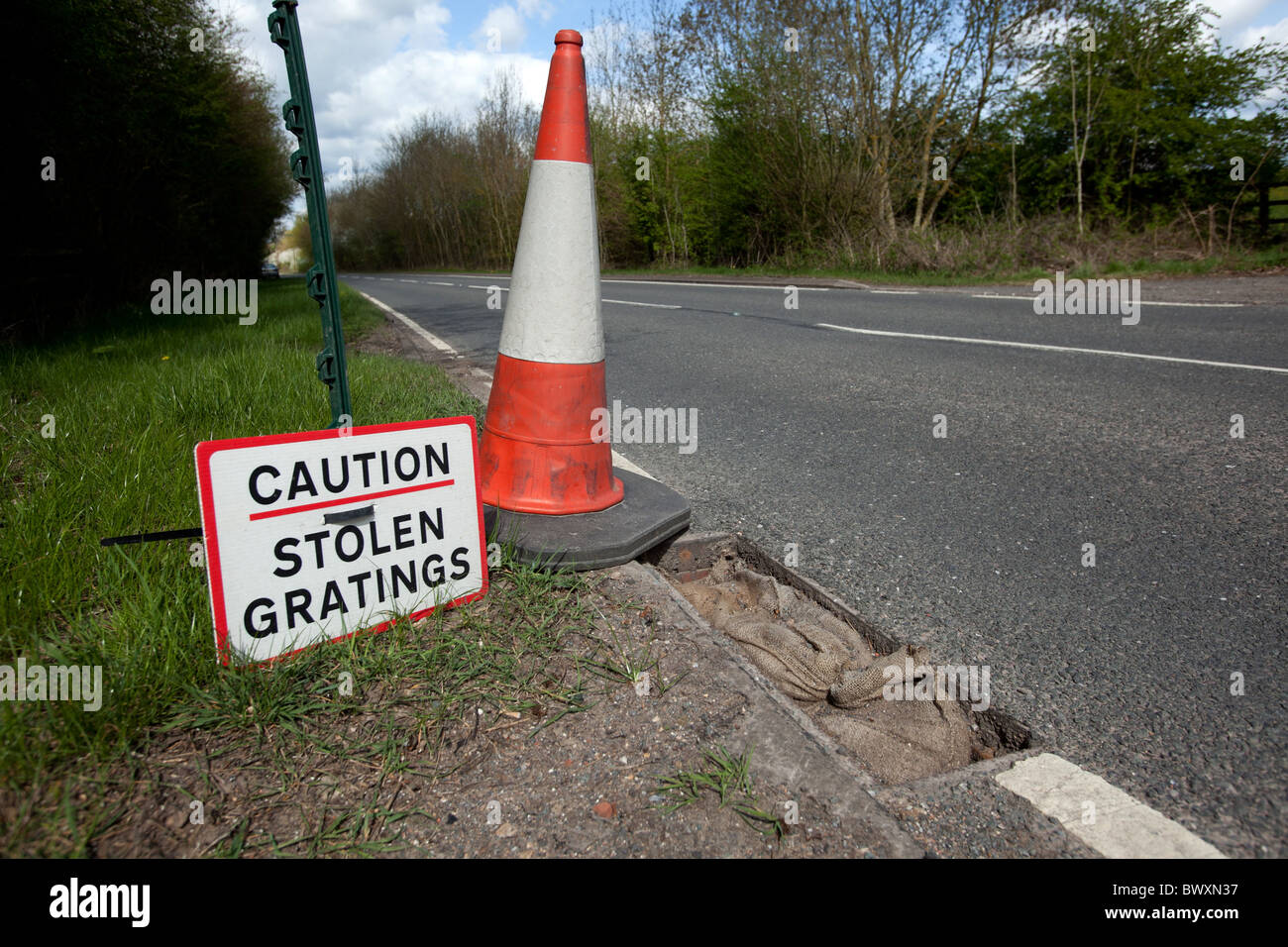 La signalisation sur la façon d'une fosse près de Princethorpe4455, Warwickshire, les usagers de la route d'alerte au danger de caillebotis volés Banque D'Images