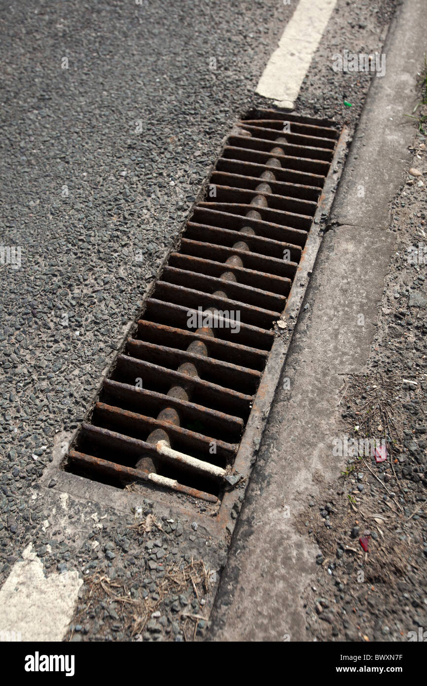 Une grille sur l'A4455 Fosse Way près de Princethorpe, Warwickshire, caillebotis similaires ont été volés. Banque D'Images