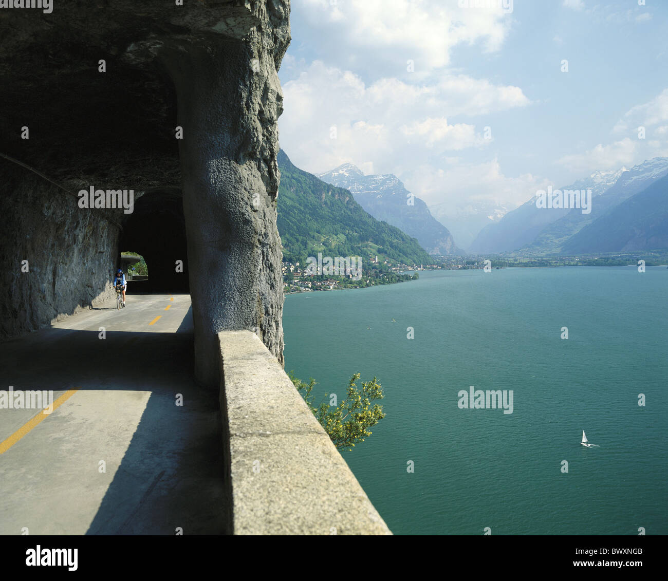 Axenstrasse paysage Suisse Europe rive tunnel Suisse Europe uri uri lac mer lac biker Suisse Banque D'Images