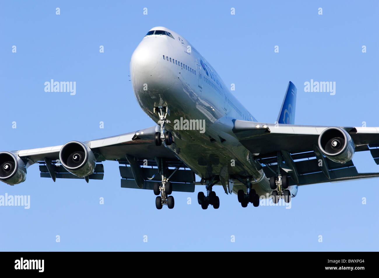 Boeing 747 jumbo jet exploité par Thai Airways en approche pour l'atterrissage à l'aéroport Heathrow de Londres Banque D'Images