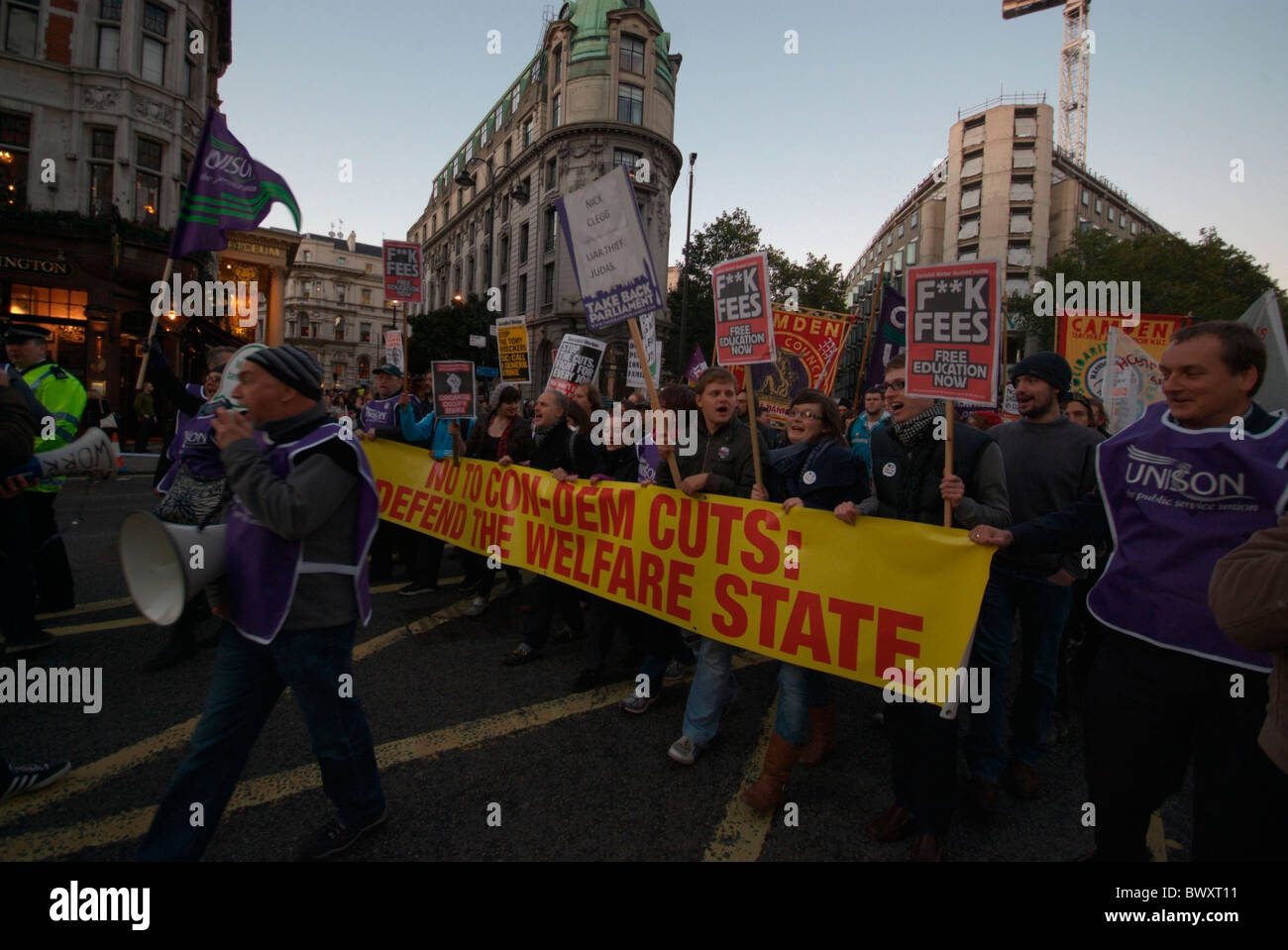 Protestation des étudiants à Londres à Downing Street contre la hausse des frais de scolarité et d'austérité. Banque D'Images