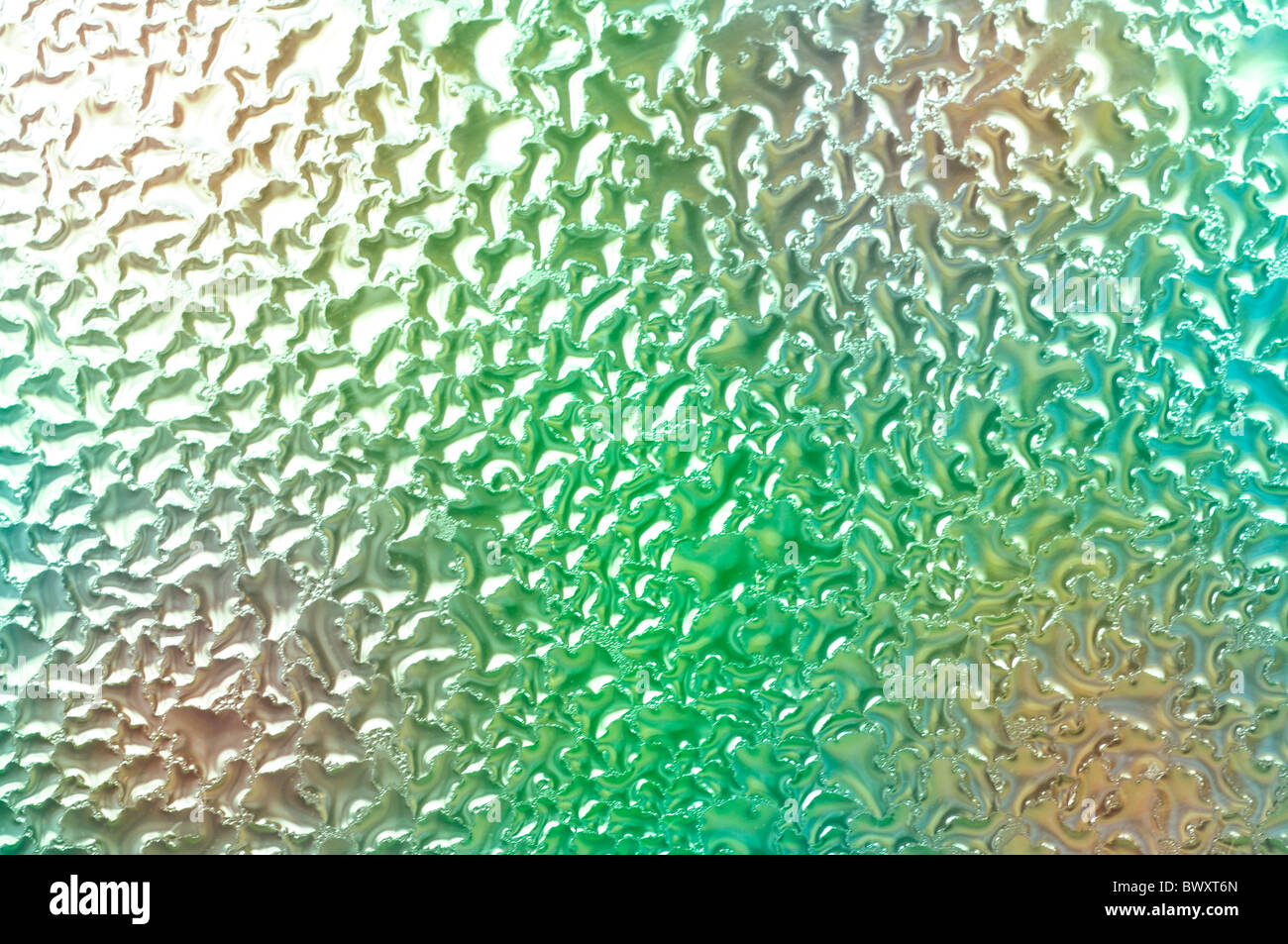 La condensation d'eau sur le verre avec des couleurs en arrière-plan l'horizontale Banque D'Images