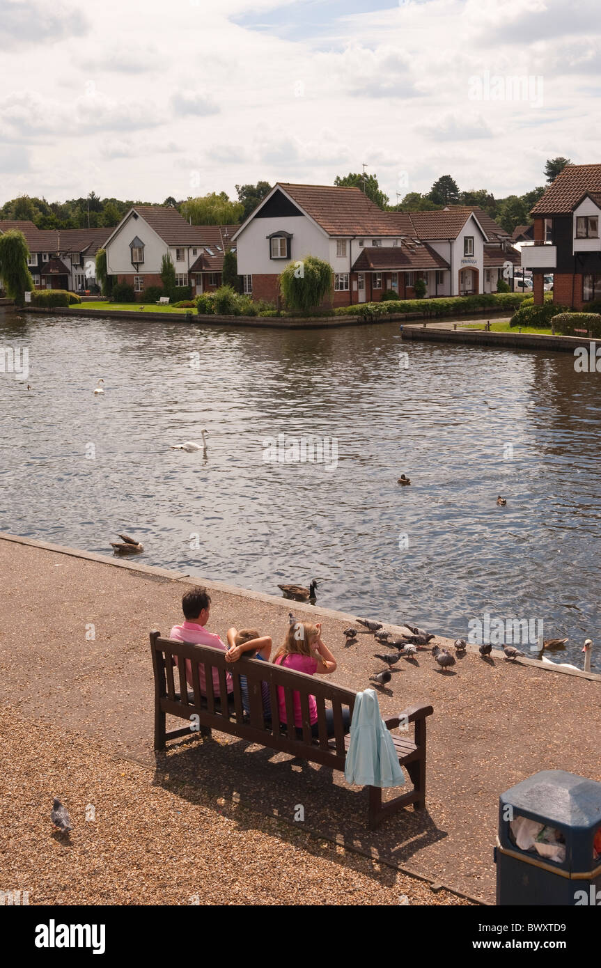 Les gens se détendre à la rivière Bure dans Wroxham , Norfolk , Bretagne , France Banque D'Images