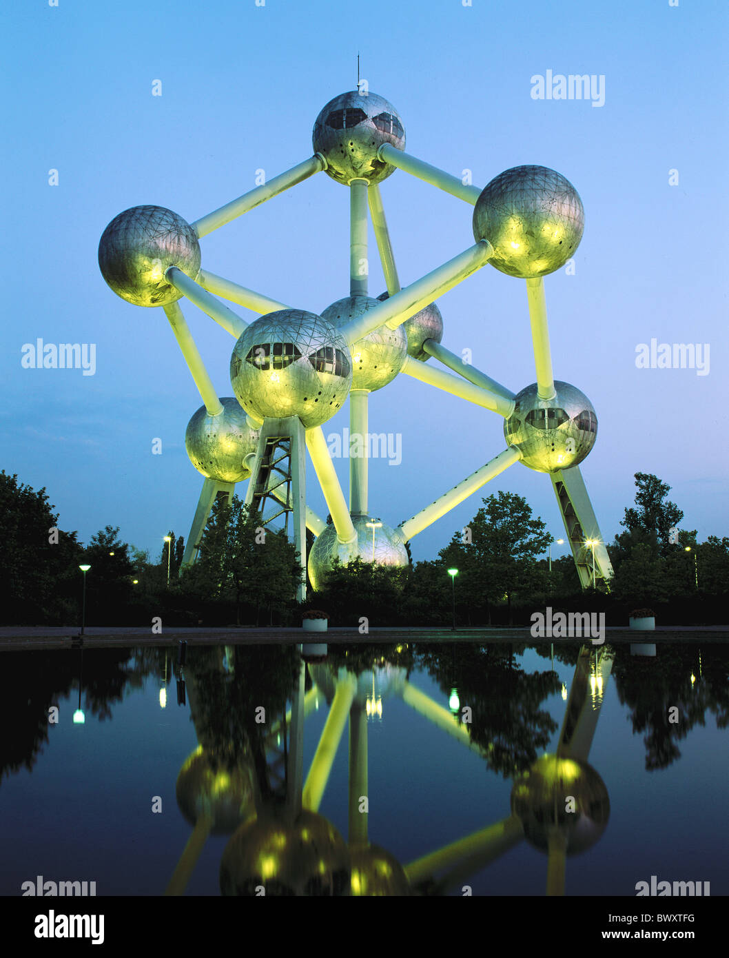 L'architecture de l'Atomium à Bruxelles Belgique nuit de réflexion vue étang Banque D'Images