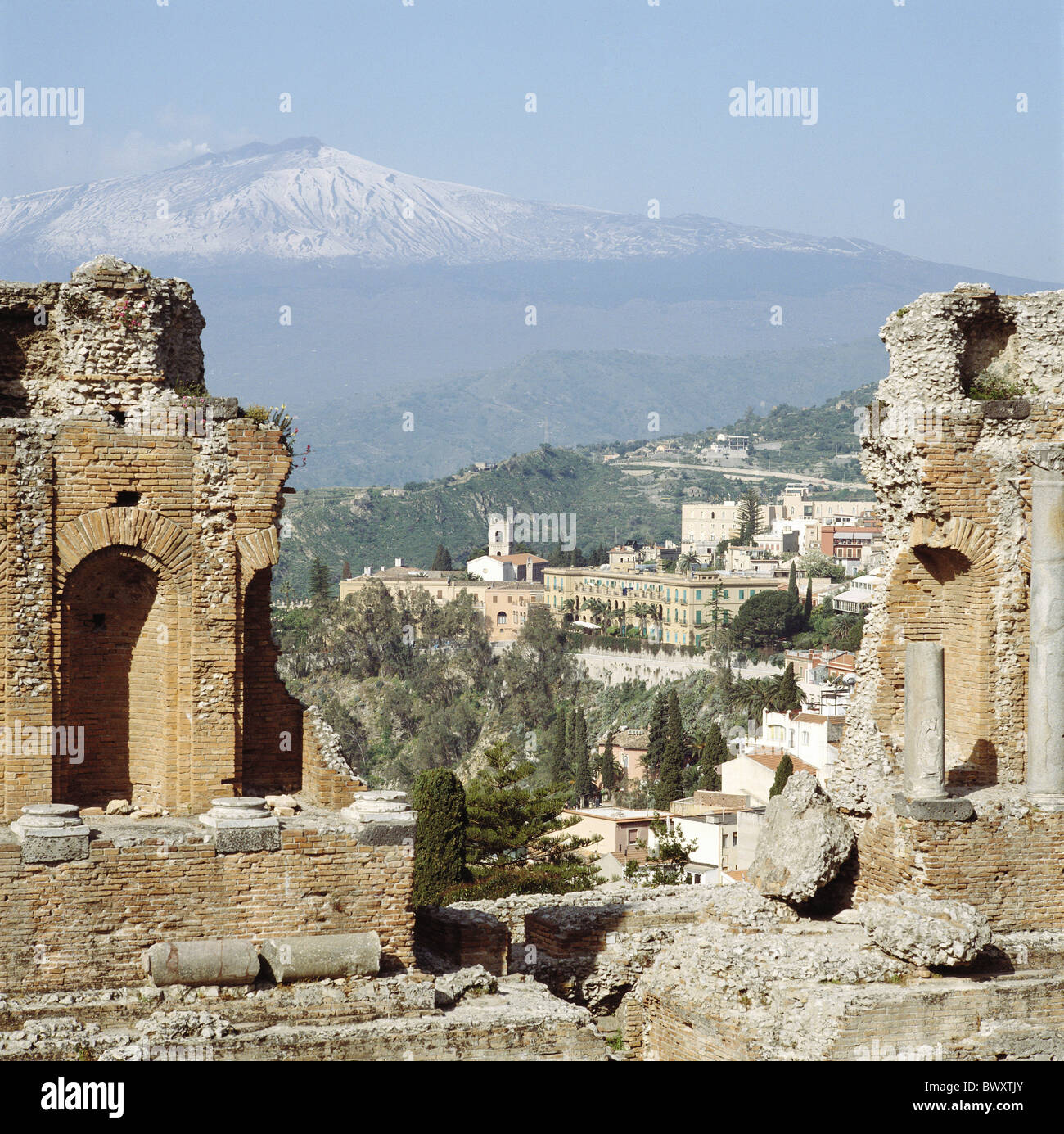 Dans l'amphithéâtre romain grec contexte Etna Italie Europe Sicile Taormina Banque D'Images