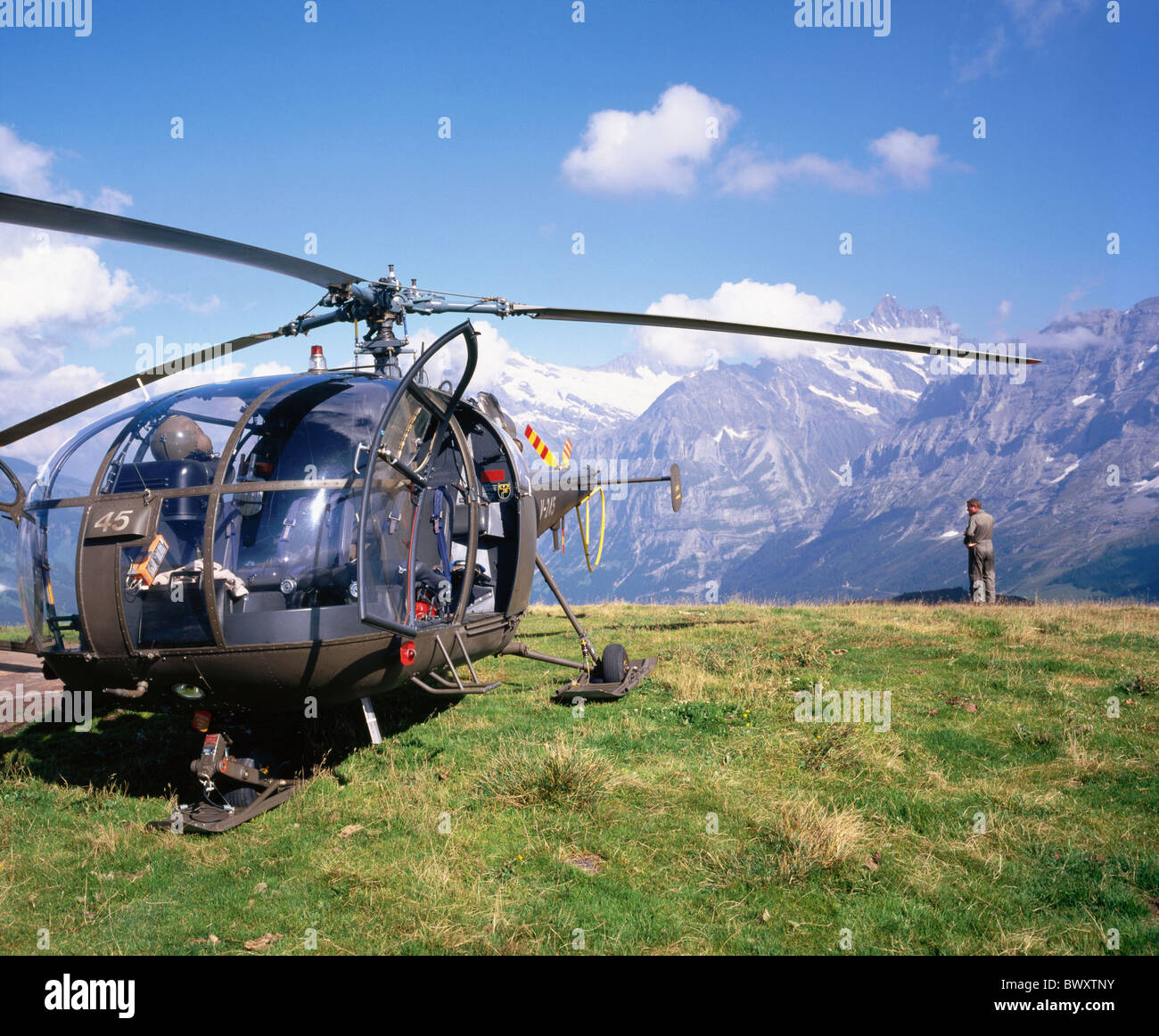 Alp hélicoptère de l'armée militaire d'hélicoptères panorama de montagne Suisse Europe Alouette soldat Banque D'Images