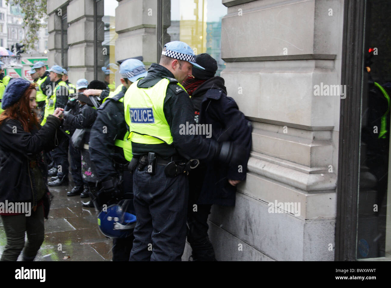Arrêter et vous pouvez largement utilisé sur les jeunes manifestants à Londres Banque D'Images