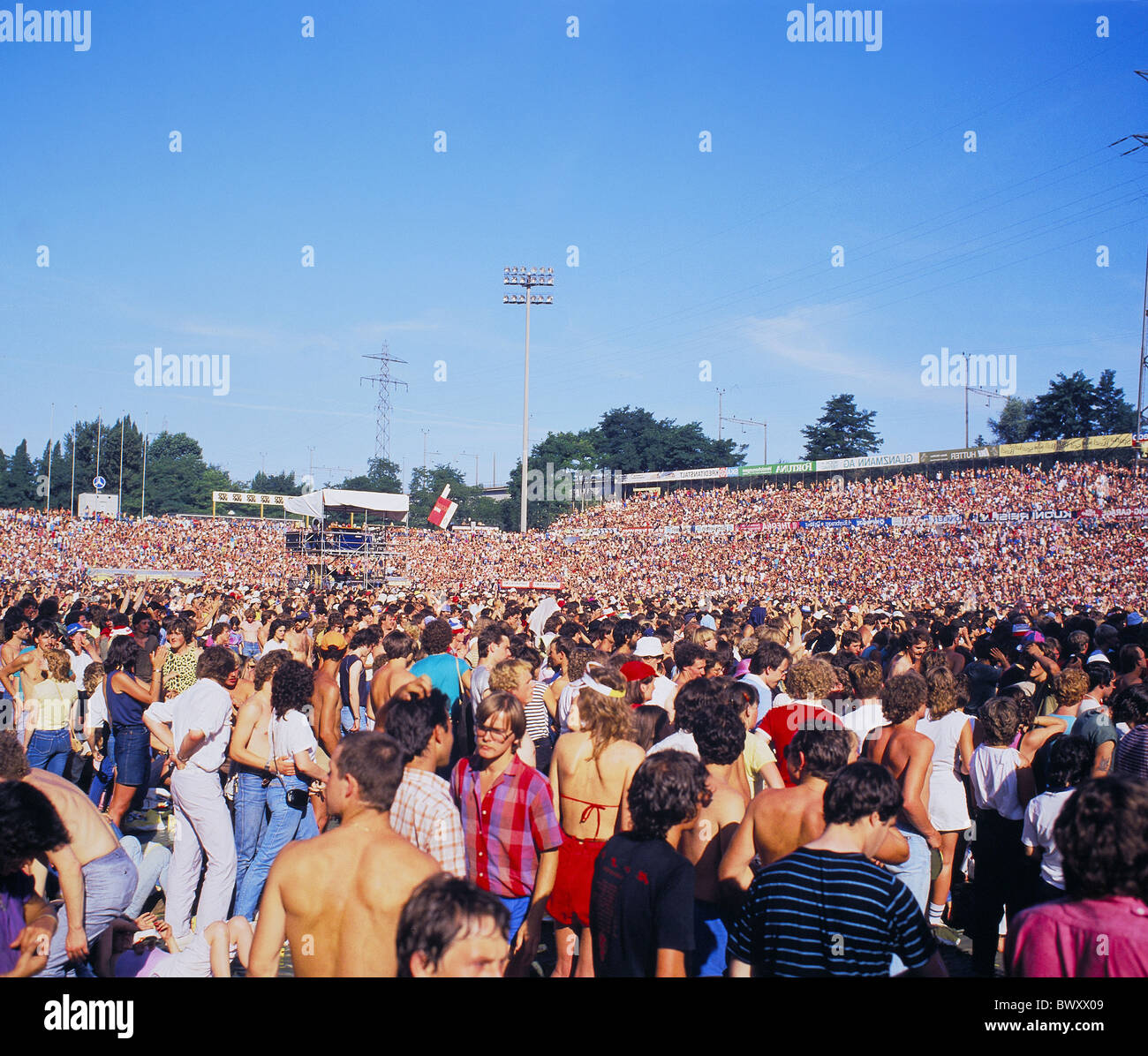 Mesures de masses de spectateurs fans de supertramp concert Bâle Bâle Suisse Europe jupe rock music personne Banque D'Images