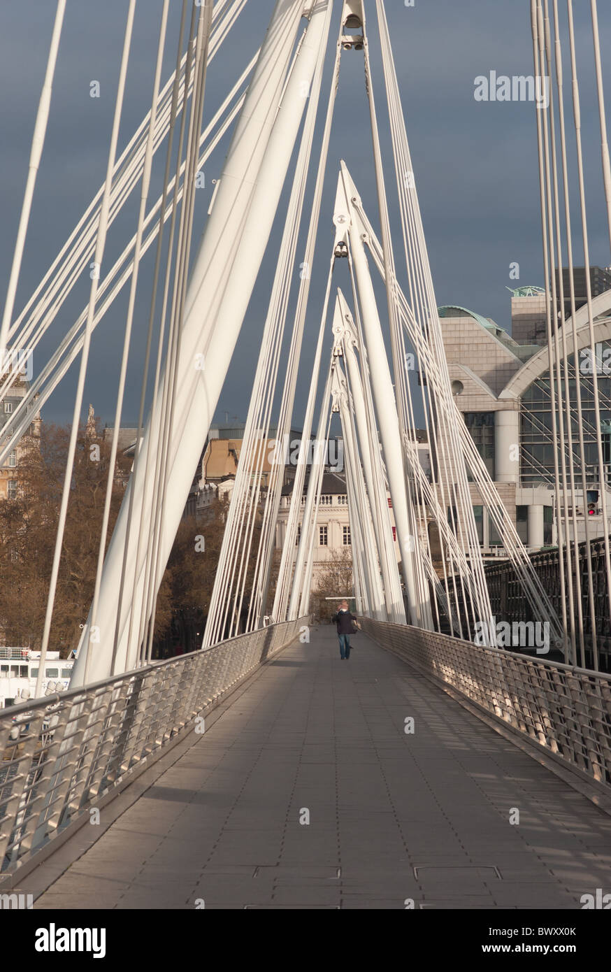 L'ouest de Golden Jubilee Bridge, avec la gare de Charing Cross dans l'arrière-plan à Londres, Angleterre, Royaume-Uni. Banque D'Images