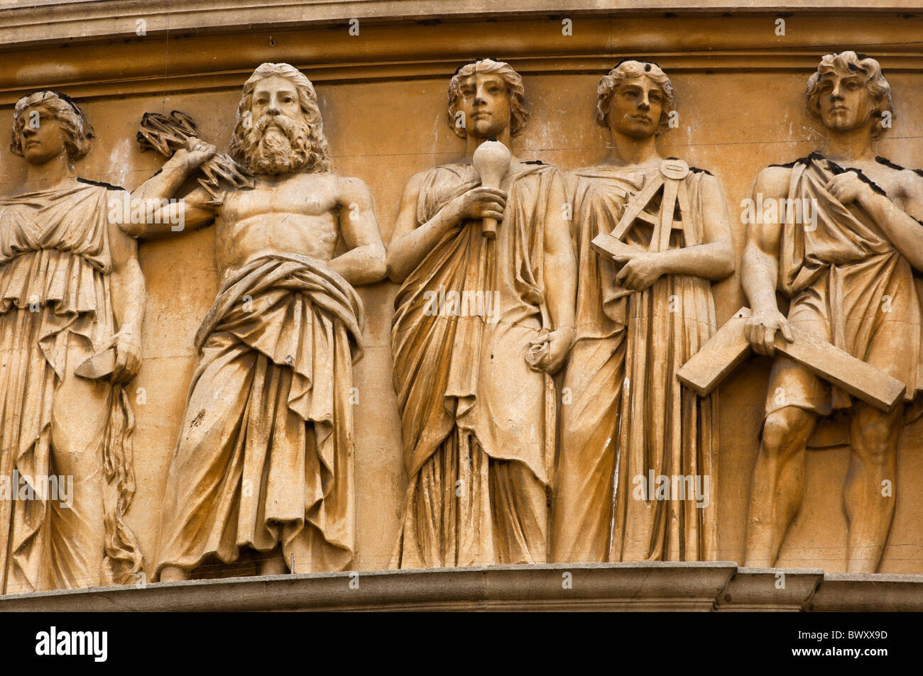 Détail de la sculpture sur pierre dans le Guildhall frise à Bath en Angleterre Banque D'Images