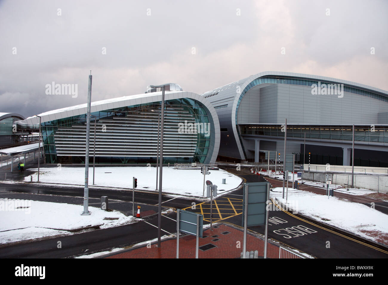 Dublin Airport Terminal 2 dans la neige Banque D'Images