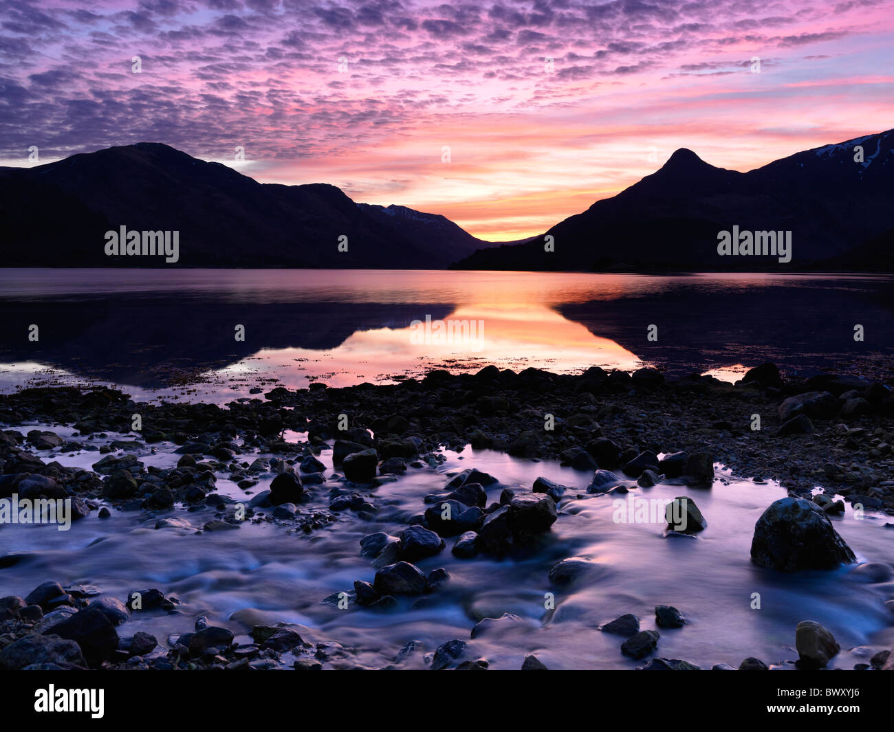 L'aube sur le Loch Leven, le Pap of Glencoe et Mam na Guallain dans le centre ouest des Highlands d'Écosse Banque D'Images