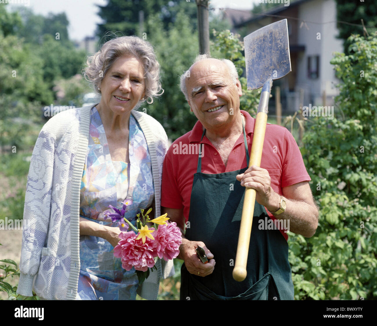 Vêtements de travail fleurs jardin jardinier amateur couple paire seniors spavins pique Banque D'Images