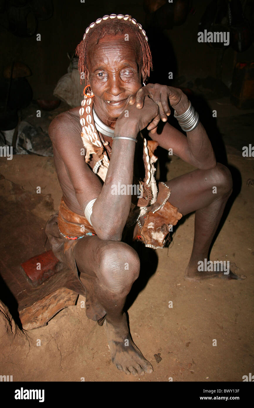 Personnes âgées femme tribu Hamer avec cataracte oeil assis à l'Intérieur sa hutte, Boryani, vallée de l'Omo, Ethiopie Banque D'Images
