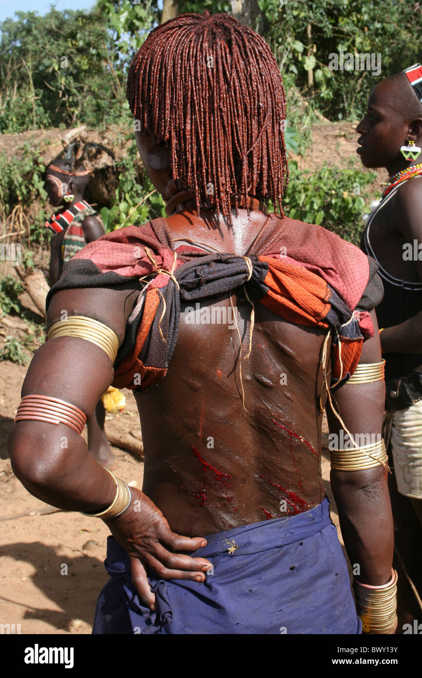 La sœur de l'ouvrir avec des cicatrices sur son dos à un saut-Bull Hamer Cérémonie, vallée de l'Omo, Ethiopie Banque D'Images