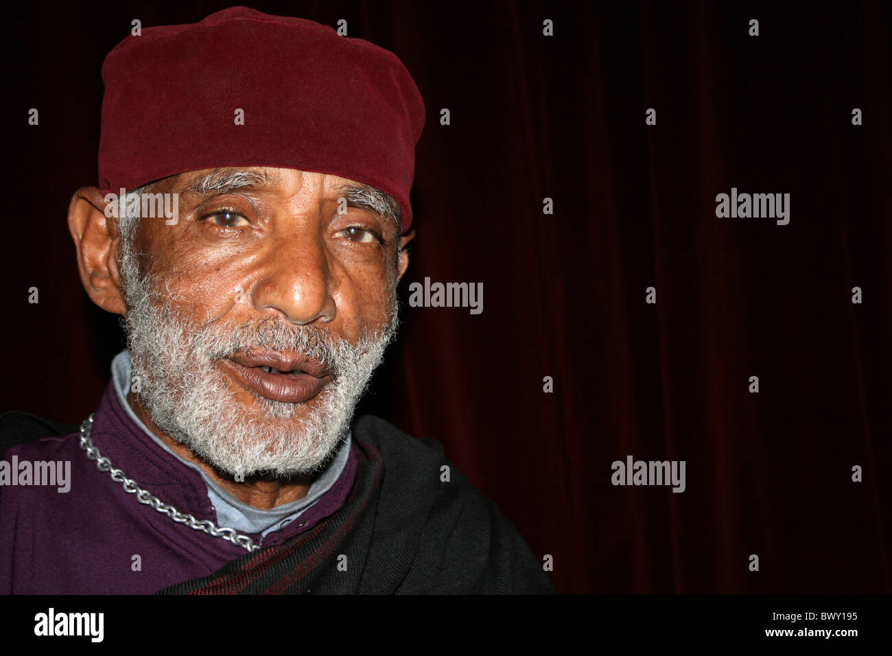 Prêtre à la cathédrale Holy Trinity, Addis-Abeba, Ethiopie Banque D'Images