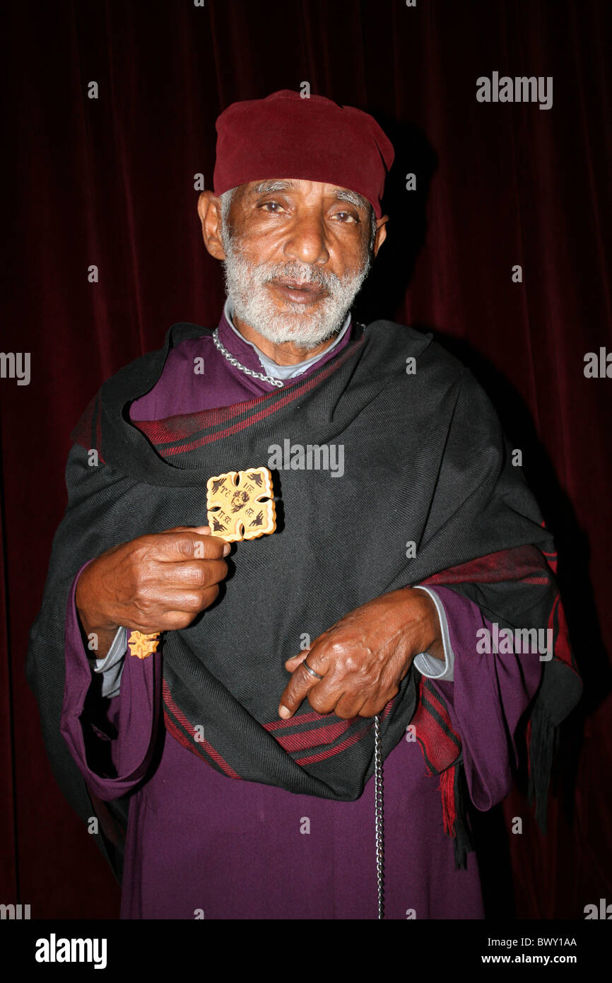 Priest Holding croix en bois dans la cathédrale Holy Trinity, Addis-Abeba, Ethiopie Banque D'Images