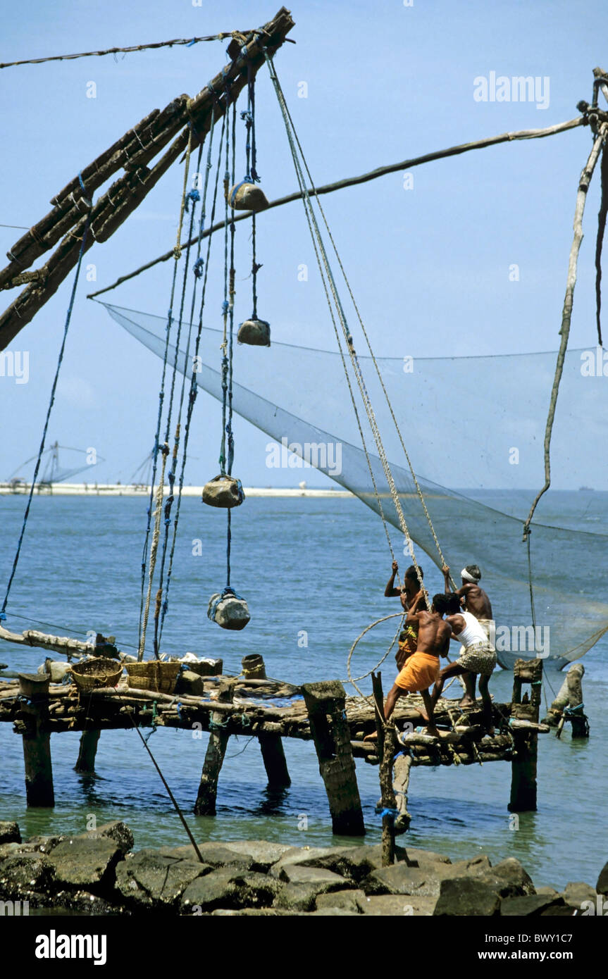 Kerala, Inde - Les pêcheurs transportant des filets de style chinois, Kochi, Kerala, Inde. Banque D'Images