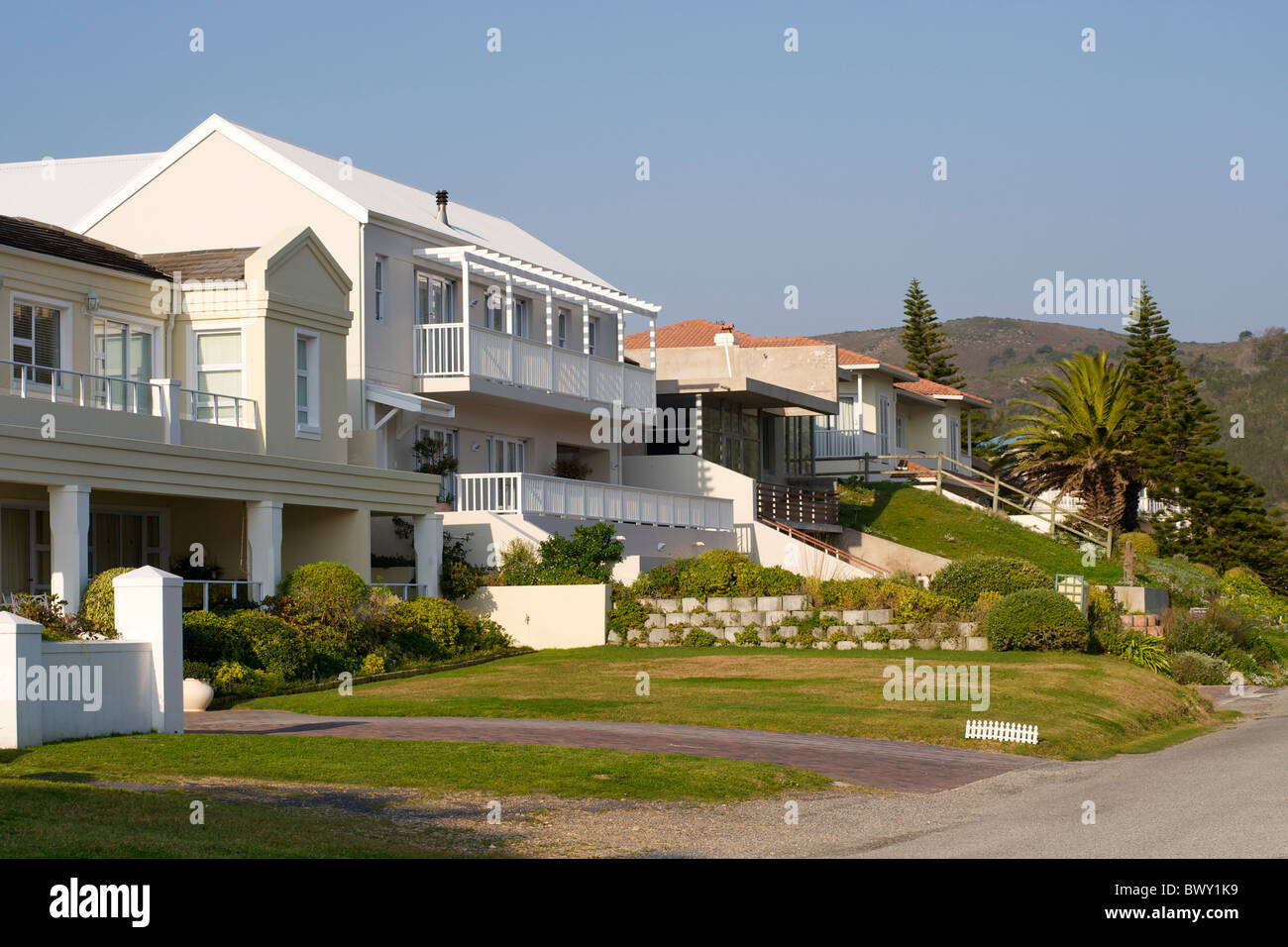 Maisons sur l'île de loisirs à Knysna sur la Garden Route en Afrique du Sud. Banque D'Images