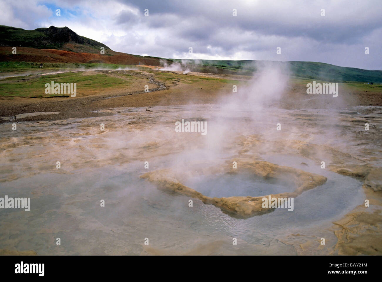 Old Faithful Geyser dans le Parc National de Yellowstone, Wyoming, USA. Banque D'Images