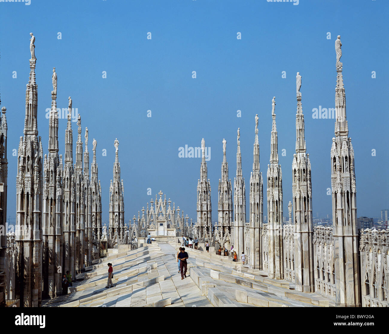 Sur le toit de la cathédrale de Milan Italie Europe tourelles touristes Banque D'Images