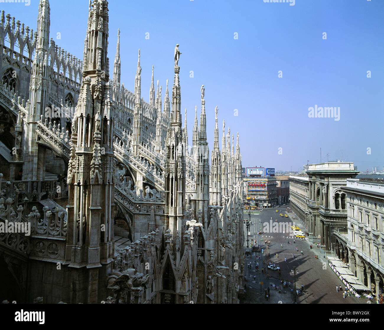 Dôme de la cathédrale de Milan Italie l'Europe d'en haut de la rue vue de côté Banque D'Images