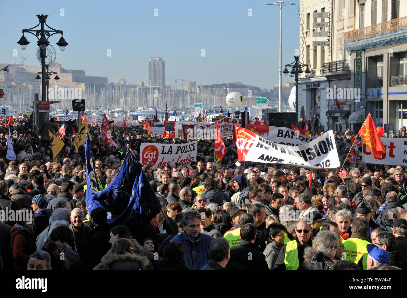 La foule démontrant sur les droits des travailleurs le 29 janvier 2009, dans le vieux port de Marseille, France. Banque D'Images