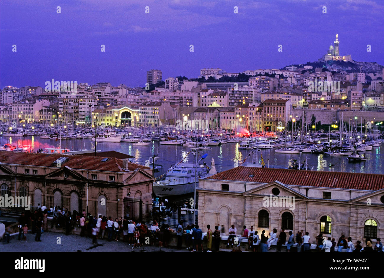 Marseille, France - bateaux dans la marina du Vieux-Port, vieux port, avec notre Dame de la Garde en arrière-plan Banque D'Images
