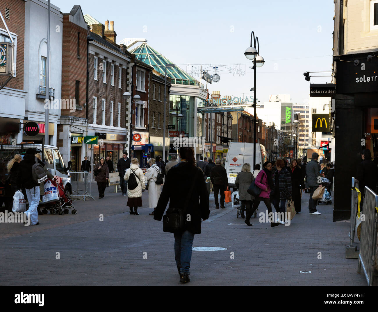 Sutton Surrey Angleterre grande rue animée avec des foules de gens et de magasins Banque D'Images